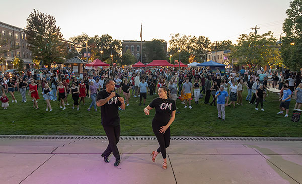 the crowd learns a dance at the unidiversity festival